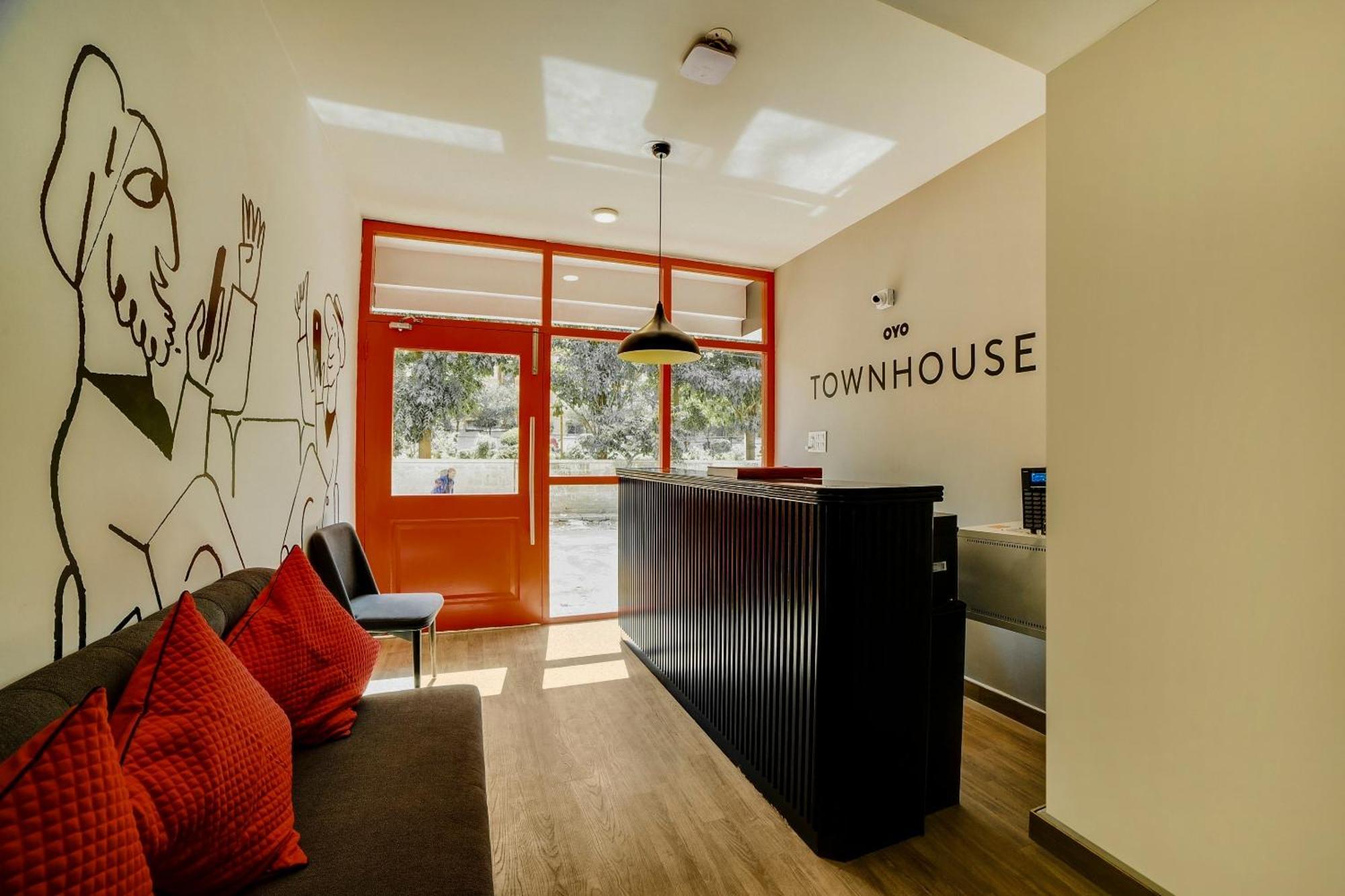 Townhouse Sarvar Hospitality Near Ascendas Park Square Mall 班加罗尔 外观 照片
