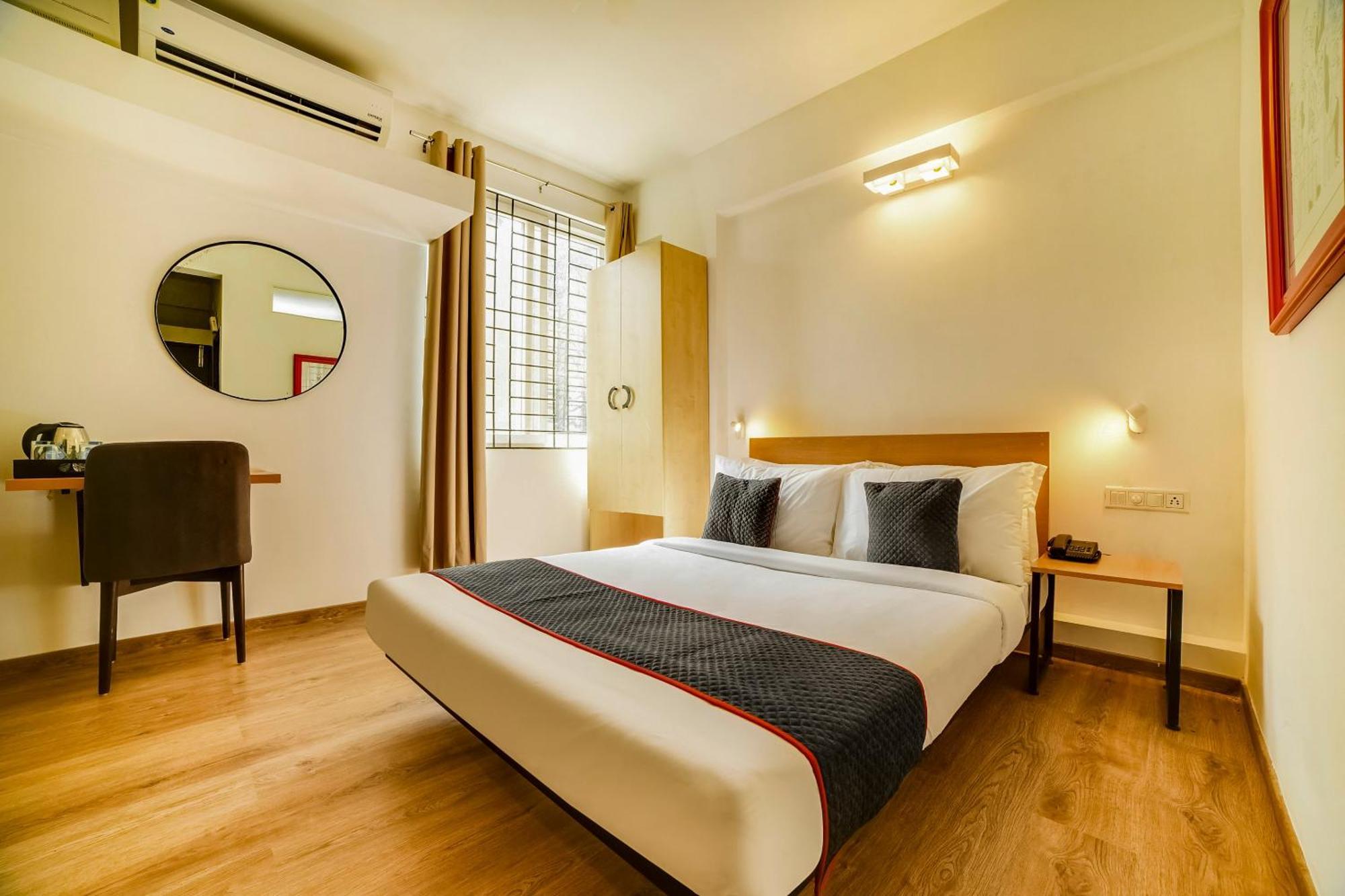 Townhouse Sarvar Hospitality Near Ascendas Park Square Mall 班加罗尔 外观 照片