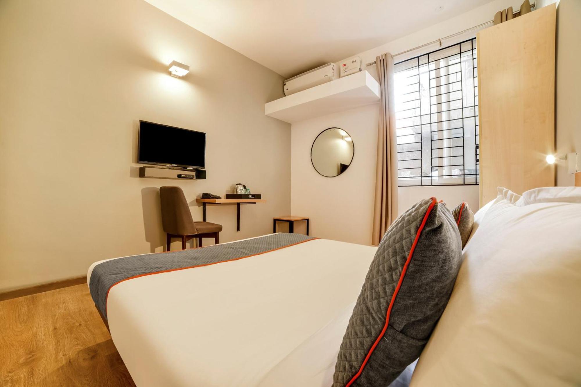 Townhouse Sarvar Hospitality Near Ascendas Park Square Mall 班加罗尔 外观 照片